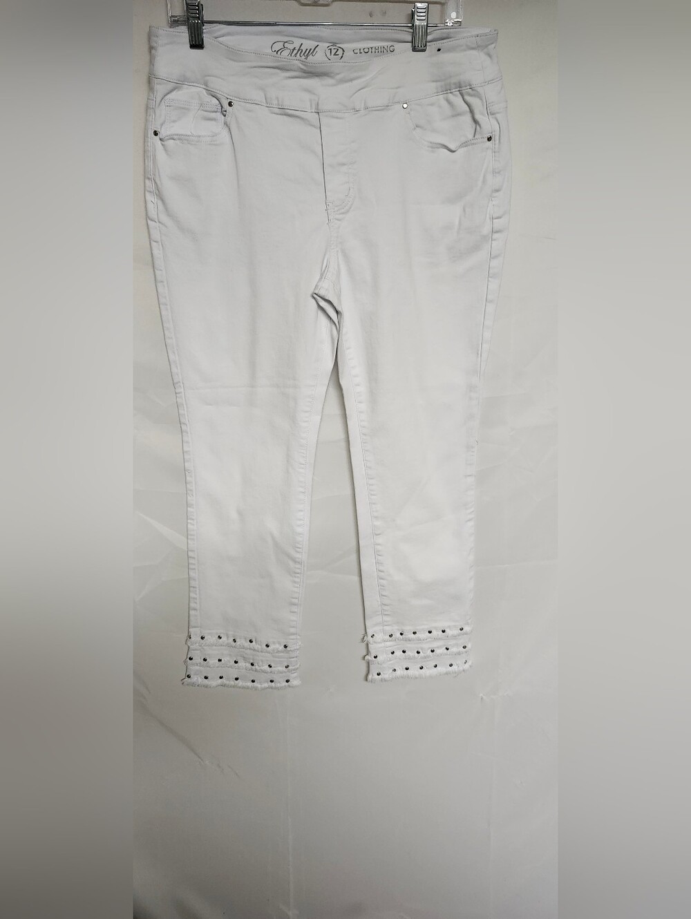 Eshly White Cropped Stud-Hem Ankle Pants - Women's
